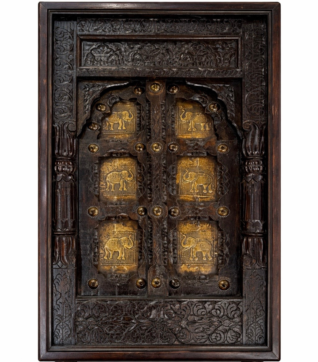 Table basse en bois d'acacia sculpté – Ancienne fenêtre avec plaques de bronze