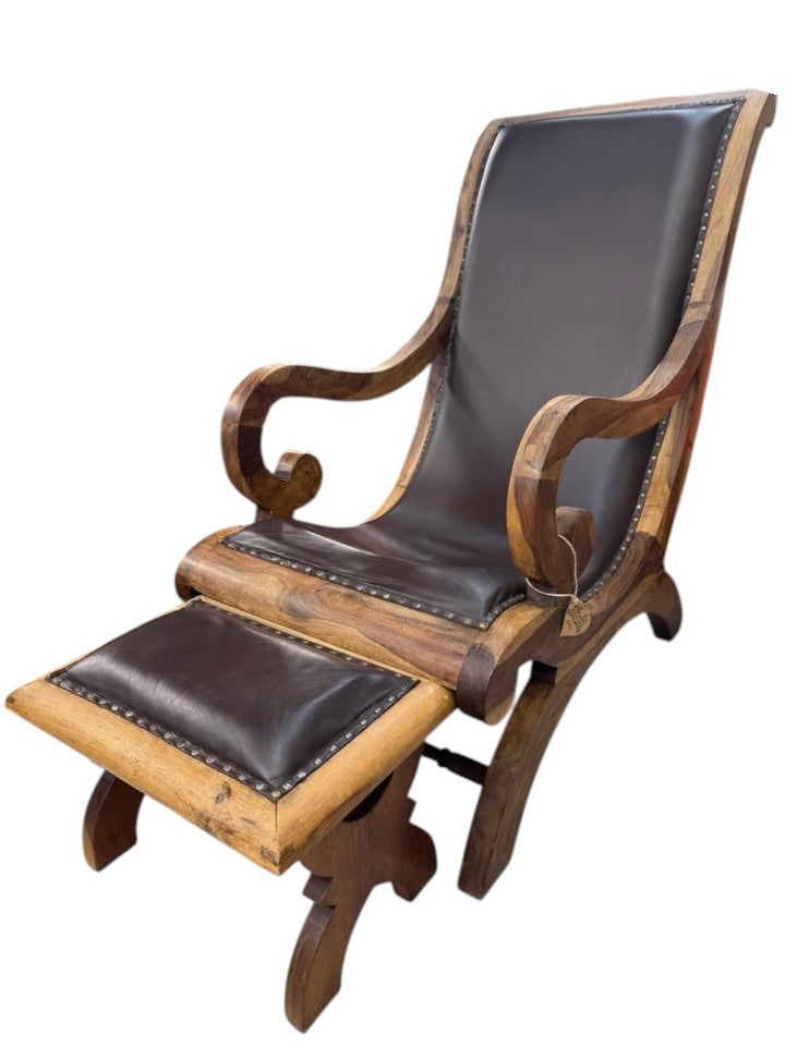 Fauteuil en bois de rose massif et cuir — avec repose-pied