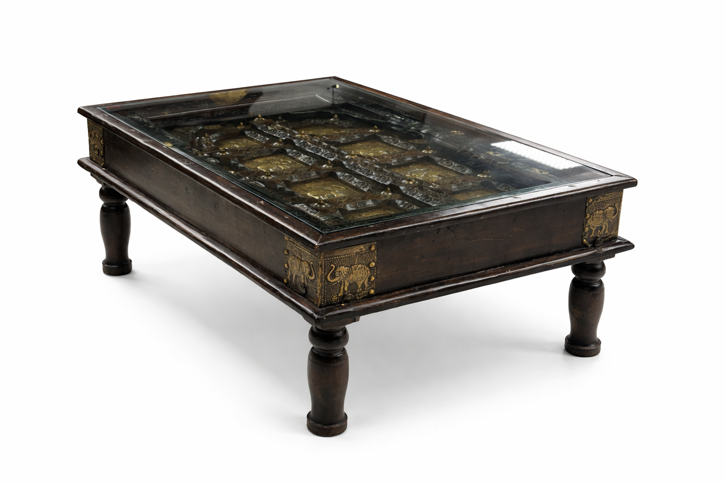 Table basse en bois d'acacia sculpté – Ancienne fenêtre avec plaques de bronze